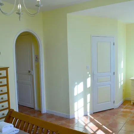 Chateau Du Puits Es Pratx לינה וארוחת בוקר Ginestas