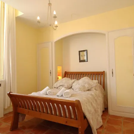 לינה וארוחת בוקר Chateau Du Puits Es Pratx