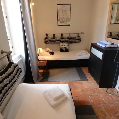 Chateau Du Puits Es Pratx לינה וארוחת בוקר Ginestas