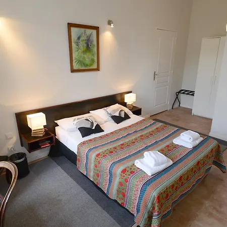 לינה וארוחת בוקר Chateau Du Puits Es Pratx