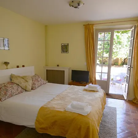 לינה וארוחת בוקר Chateau Du Puits Es Pratx 3*